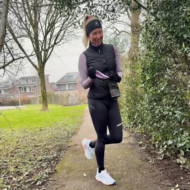 Maak bij deze stoere hardloopster @runningangelfrouke kans op een super handige prijs ❤️:

Een beetje gek vinden sommige het, maar ik heb hem al jaren en als ik hem dan een keer vergeet baal ik daar echt van! Want waarom lang wachten in de rij voor een zenuw-plasje bij een vieze dixie terwijl je ook gewoon een bosje kan pakken net als “de mannen”?
.
Het was wel even thuis oefenen daar ben ik eerlijk in en ik kreeg veel vragen over of dat dan niet vies is om weer mee naar huis te nemen of in je zak/tas te stoppen? Nee, er zit een zakje bij en die was je gewoon thuis en de liberpee maak je thuis schoon.
#voorallesiseenoplossing
.
Wil jij dit nou ook eens proberen? Dat kan! Ik mag er namelijk wel drie weggeven! Dus wil jij kans maken op 1 van de 3 laat dan even hier, onder dit bericht, weten dat je mee doet.
.
Het is leuk als je mij en @liberpee_nl volgt.
En mocht je nou denken dit moet mijn vriendin ook weten tag haar dan.
.
De actie loopt tot en met dinsdag 18 februari en op woensdag maak ik de drie winnaars bekend in mijn stories 🩷
-
-
#winactie #liberpee #liberpee_nl #whynot #duurzaamleven #sustainability #womenempowerment #hardlopen #handig #essentials #beyou #womenoftheword #weekendvibes #raceessentials #positivity #motivation #love2run #runninggirl #runningmotivation #unstoppable #mylife #practicing #